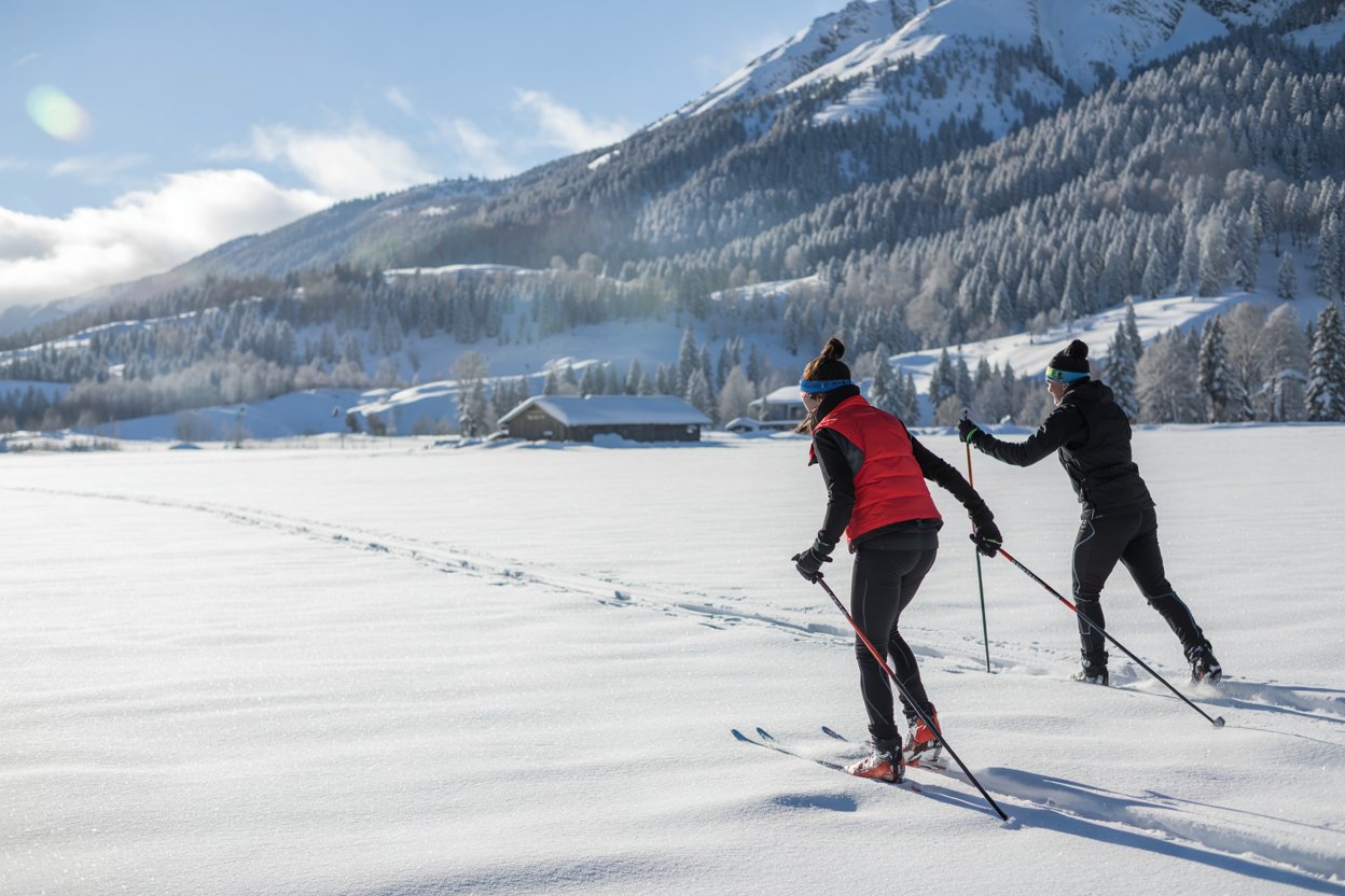 a-photograph-of-two-cross-country-skiers_zE_pG4M1TvWJ31MJqy77Ig_gKev_R2GRL6eks72vBIxaw