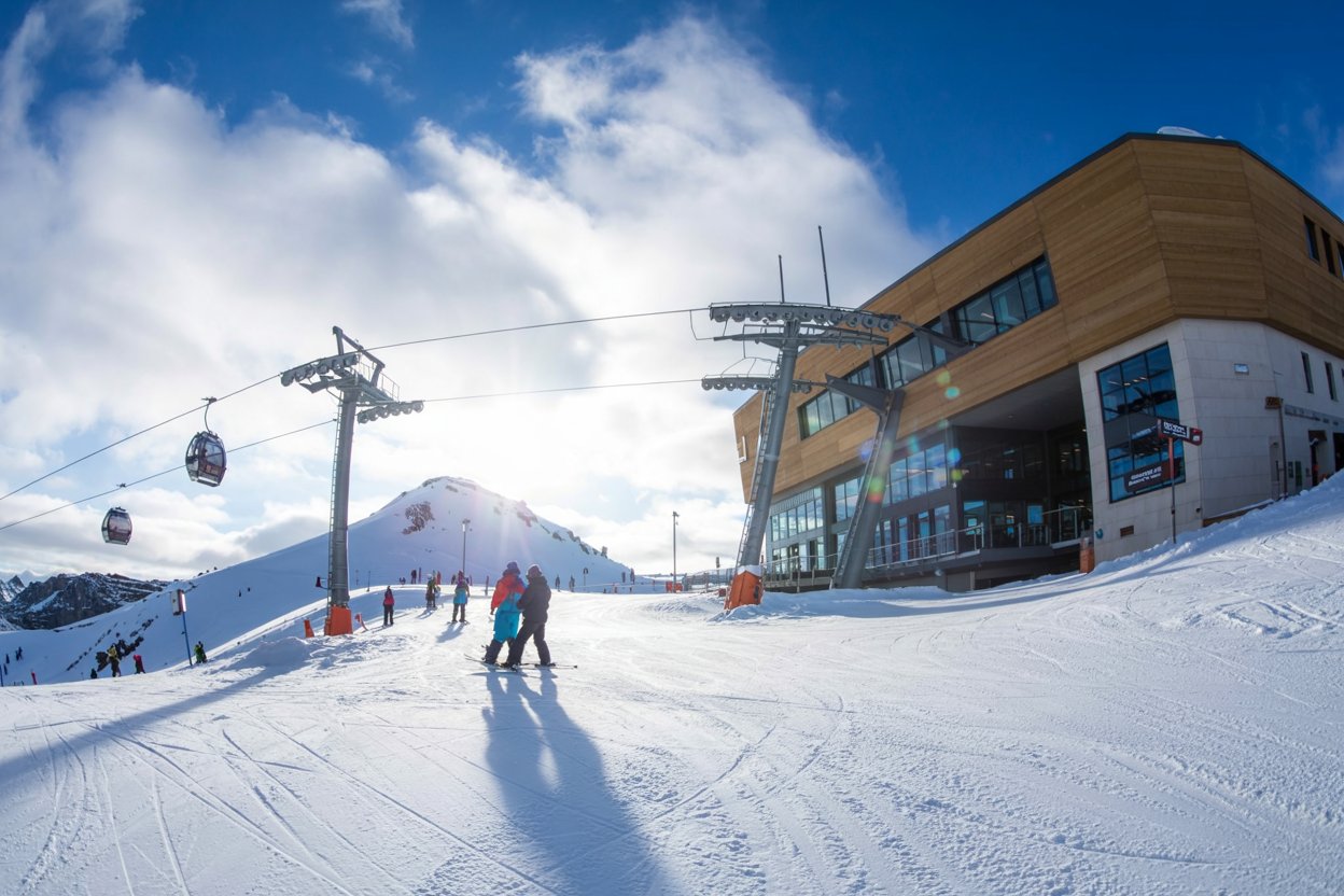 a-wide-angle-winter-ski-resort-scene-wit_xPFFxhFUT5ipeDZBdfXzgQ_0kgt8gSYQyOrdIwo8Nsl0w